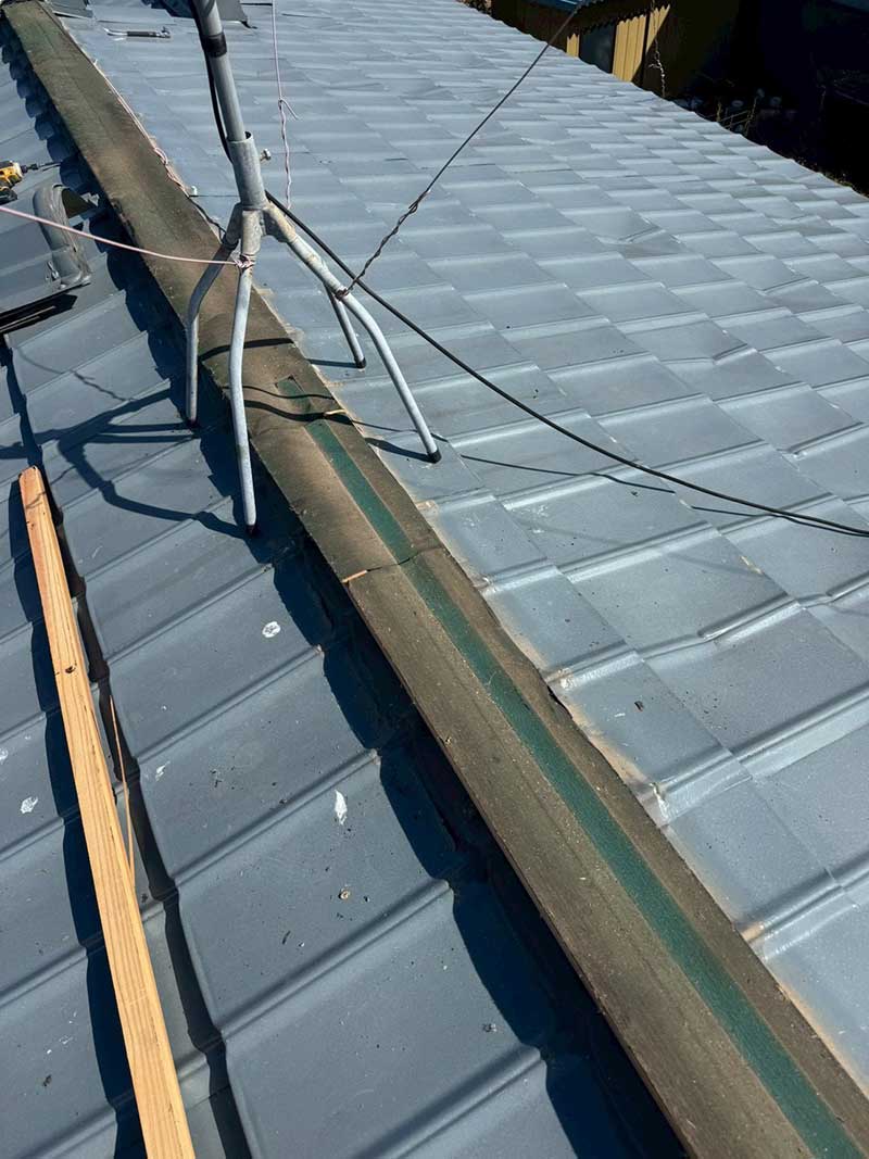 既存の棟板金の解体