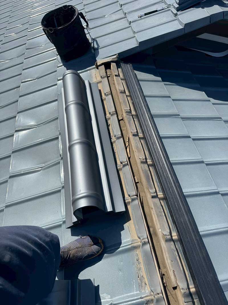 既存の棟板金の解体