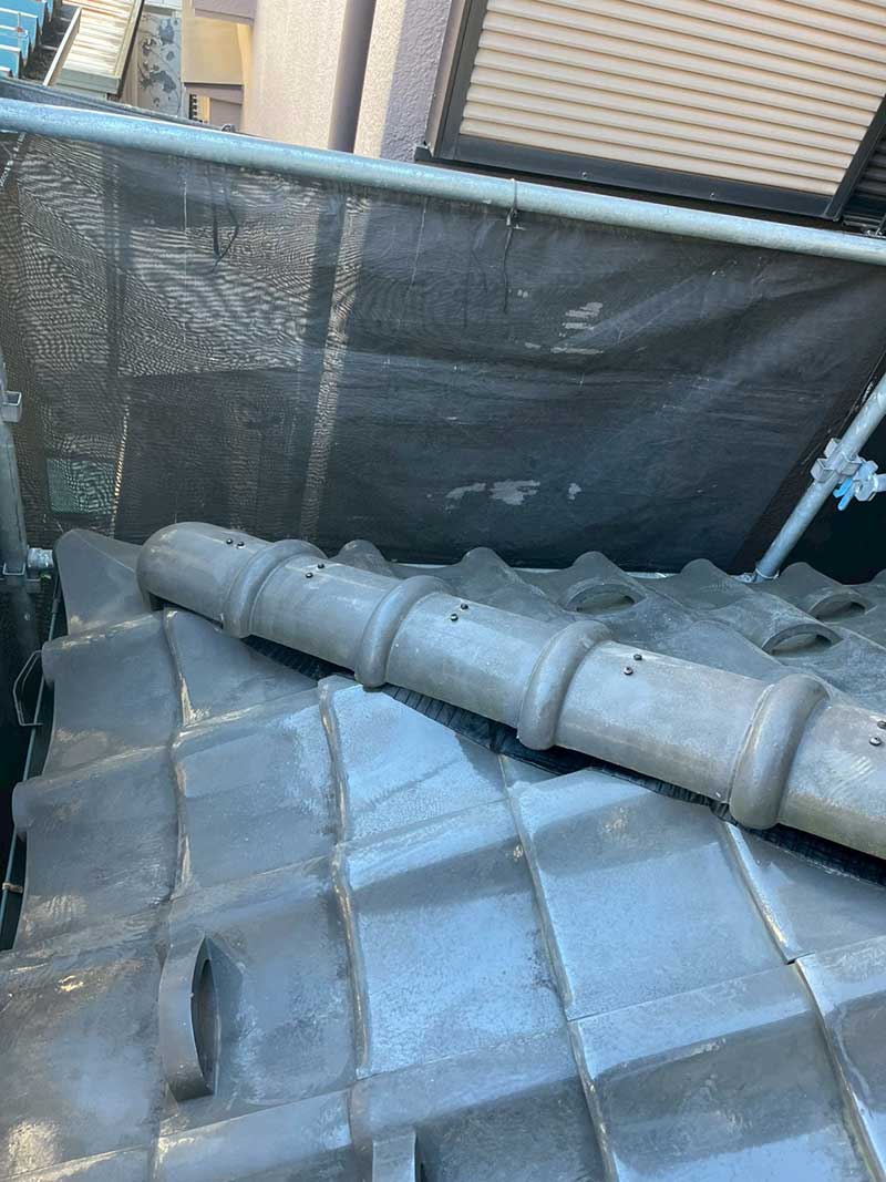 下屋に既存の棟瓦を元に戻して完了