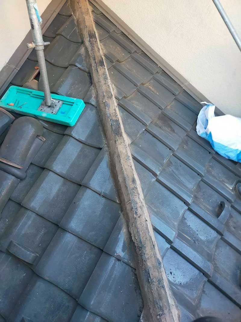 既存の下屋棟瓦の中の漆喰と芯木