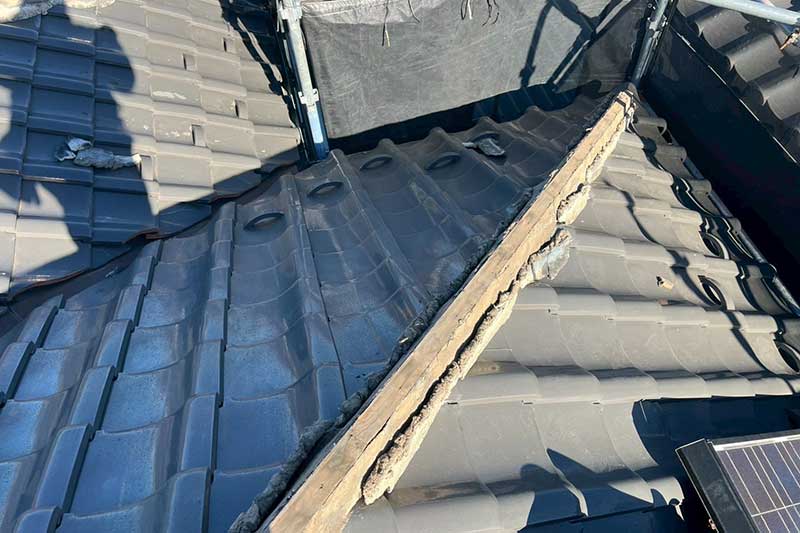 既存の棟瓦の中の漆喰と芯木