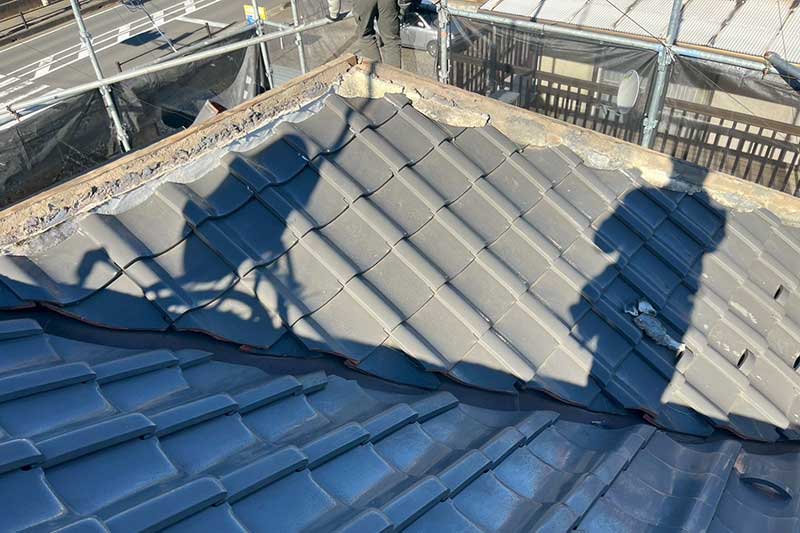 既存の棟瓦の中の漆喰と芯木