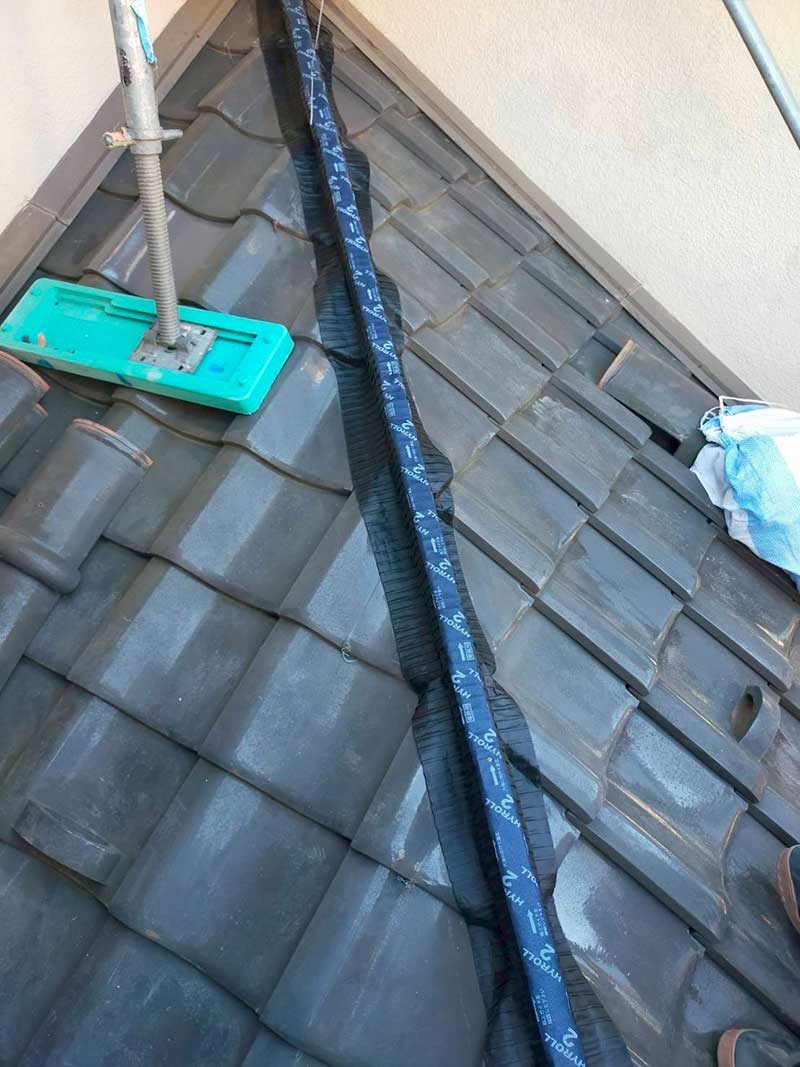 下屋にハイロール2を張り込んで密着させる