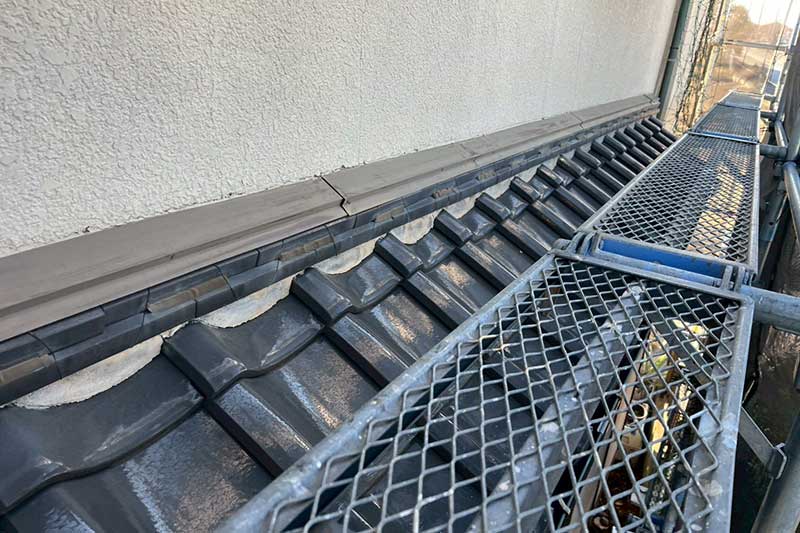 施工前の下屋根の壁際部分の漆喰