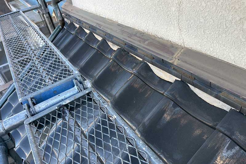 施工前の下屋根の壁際部分の漆喰