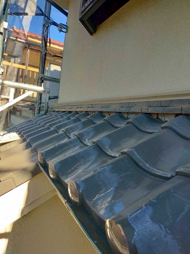 施工前の下屋根の壁際部分の漆喰解体