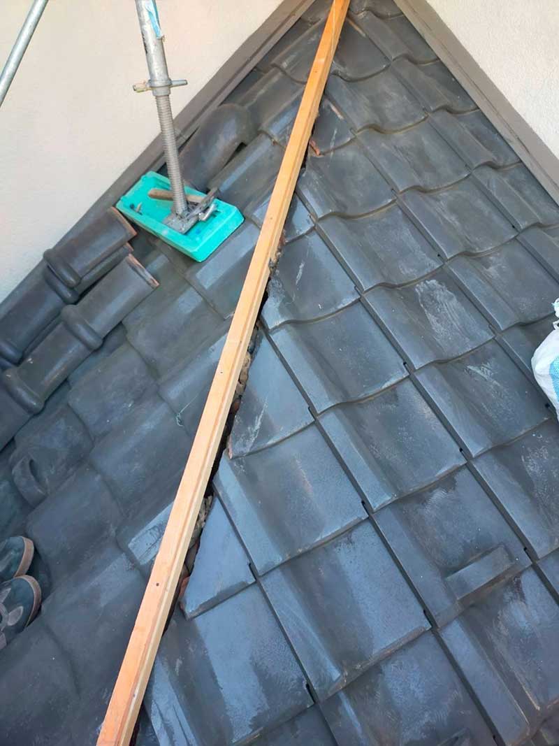 下屋に新しく棟金具に芯木をのせてビスで固定