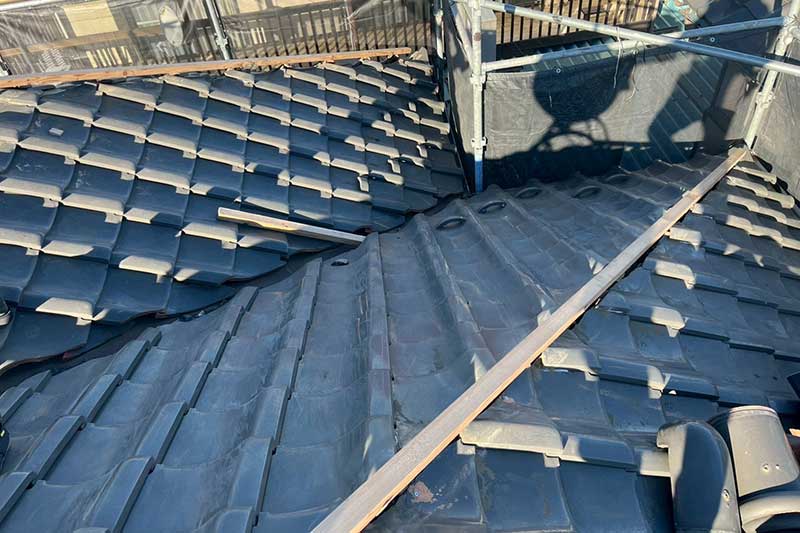 新しく棟金具に芯木をのせてビスで固定