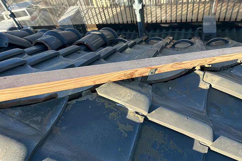 新しく棟金具に芯木をのせてビスで固定