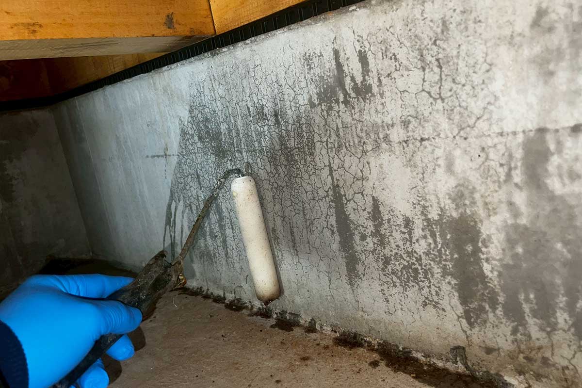 内基礎の下処理剤塗布