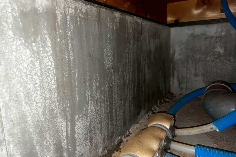 内基礎の下処理剤塗布