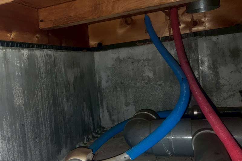 内基礎の下処理剤塗布