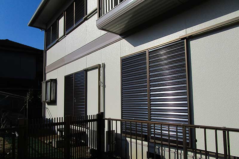 塗装後の外壁・雨戸