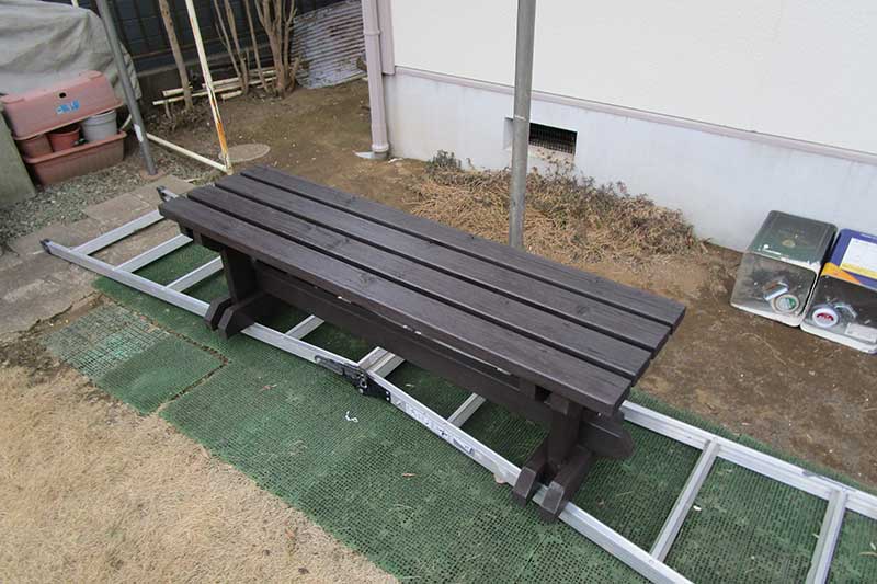 塗装後の木のベンチ