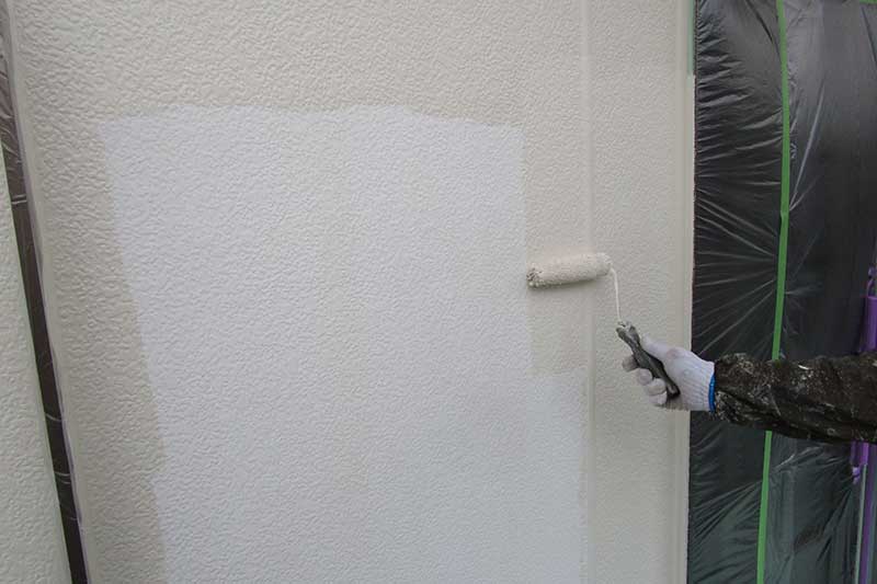 外壁の中塗り作業