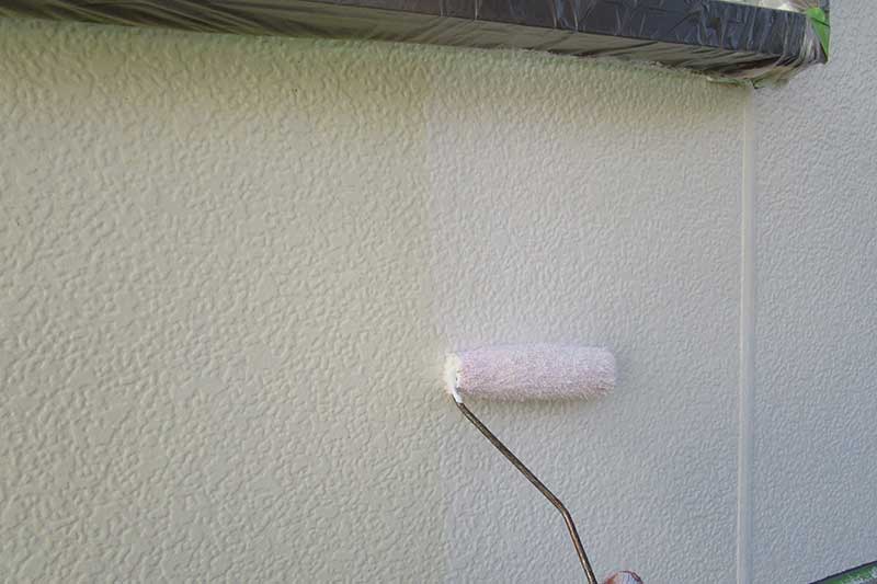 外壁の下塗り作業