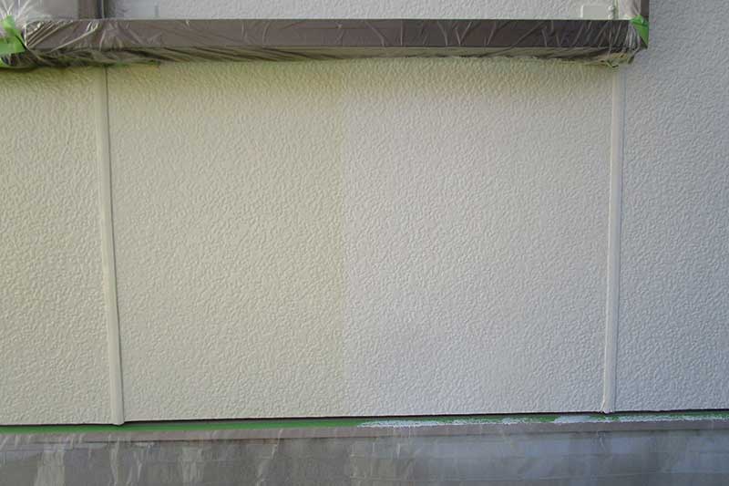 外壁の下塗り作業