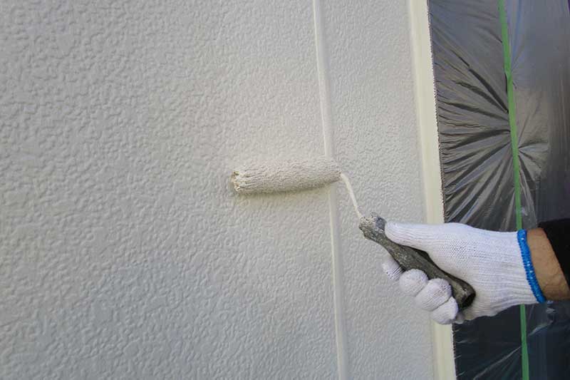 外壁の上塗り作業