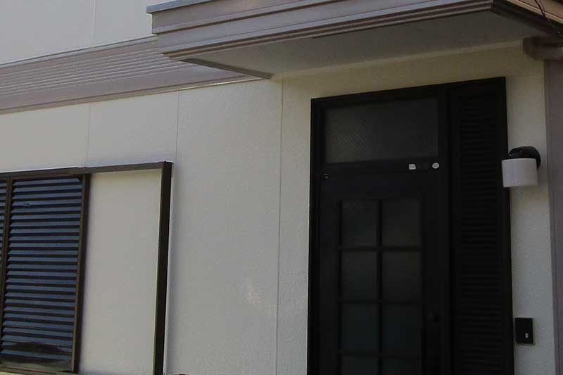 外壁の上塗り作業