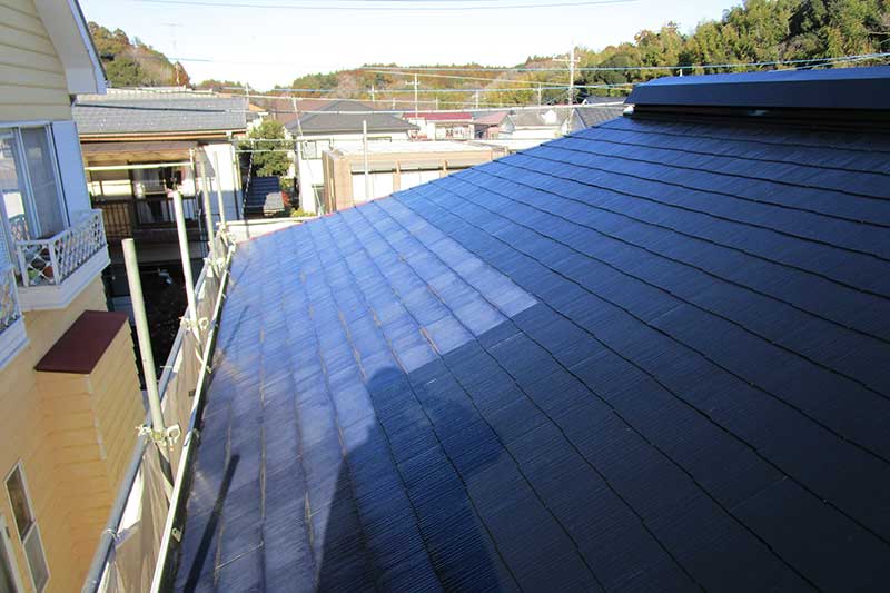 屋根の中塗り作業