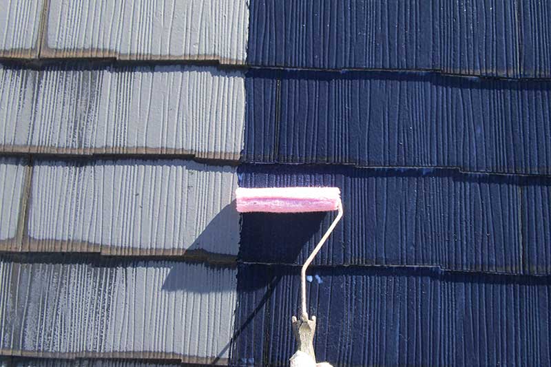 屋根の下塗り作業