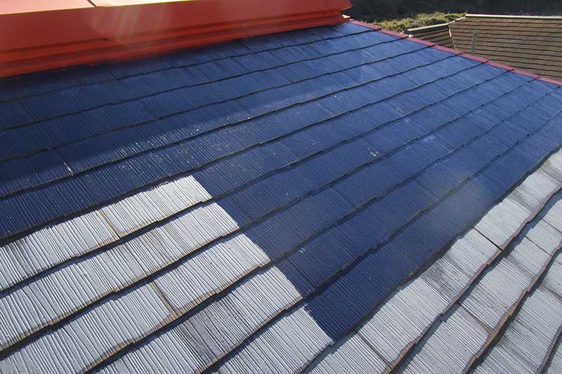 屋根の下塗り作業