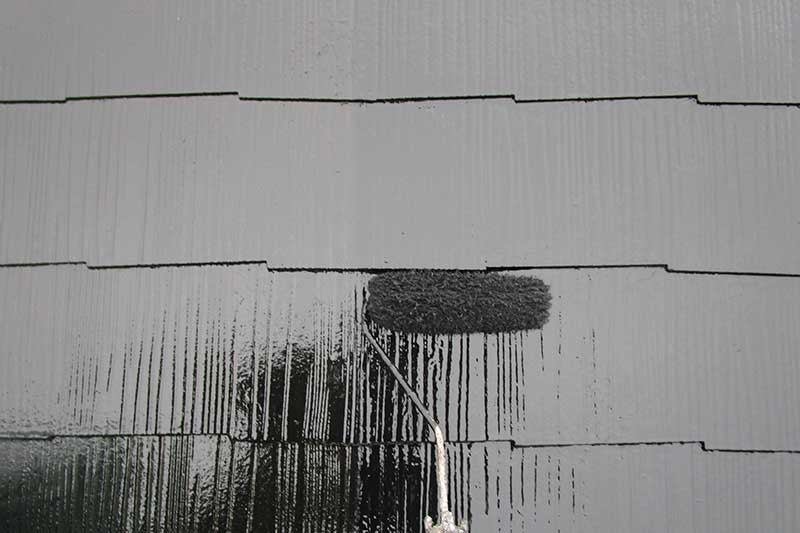 屋根の上塗り作業