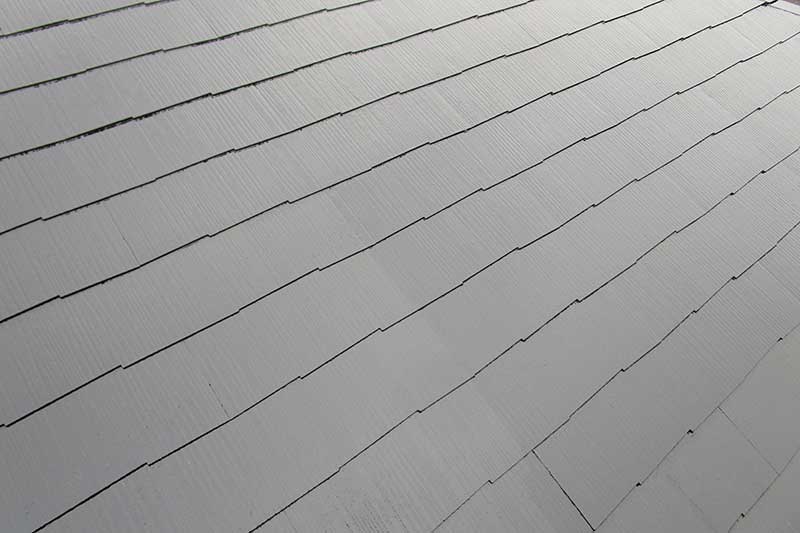 屋根の上塗り作業