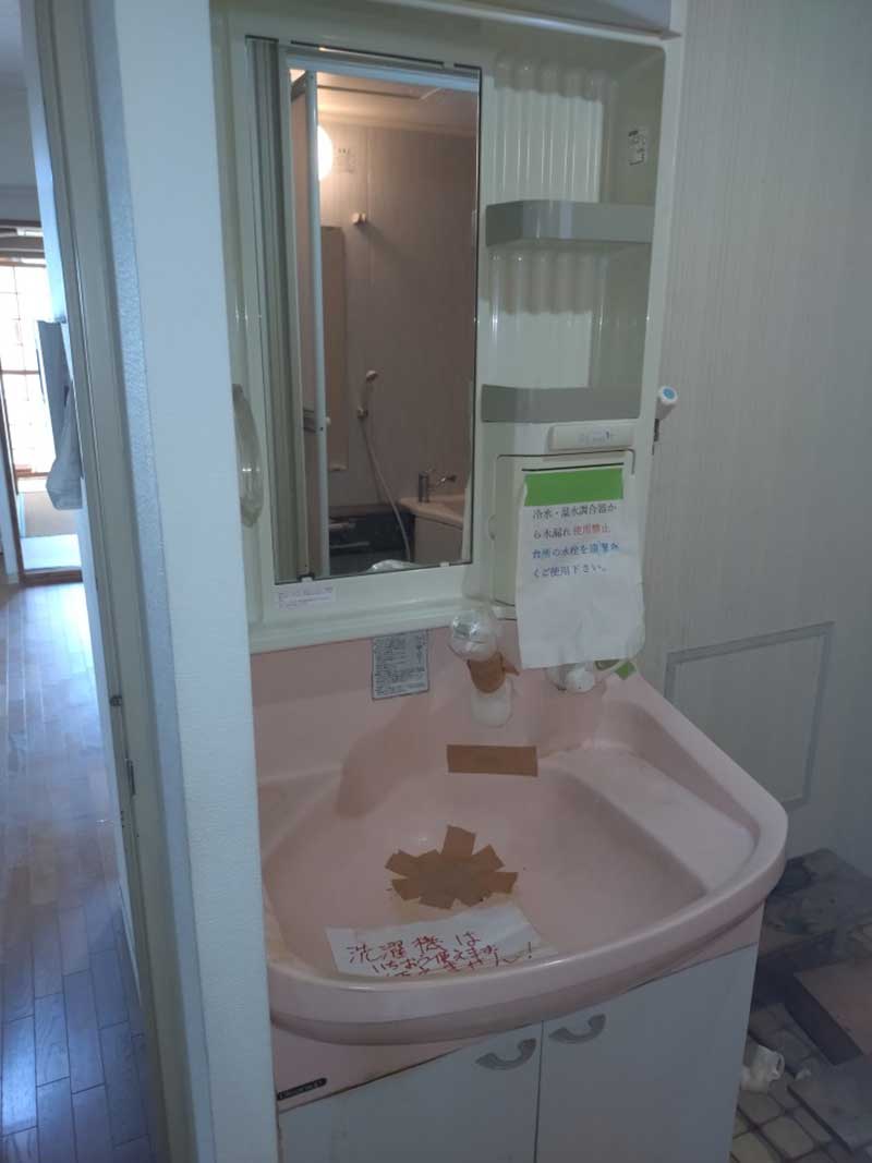 施工前の洗面台