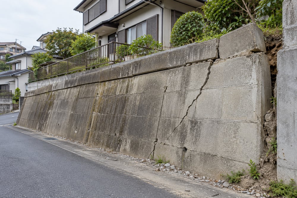 道路に面する擁壁のひび割れとずれのイメージ