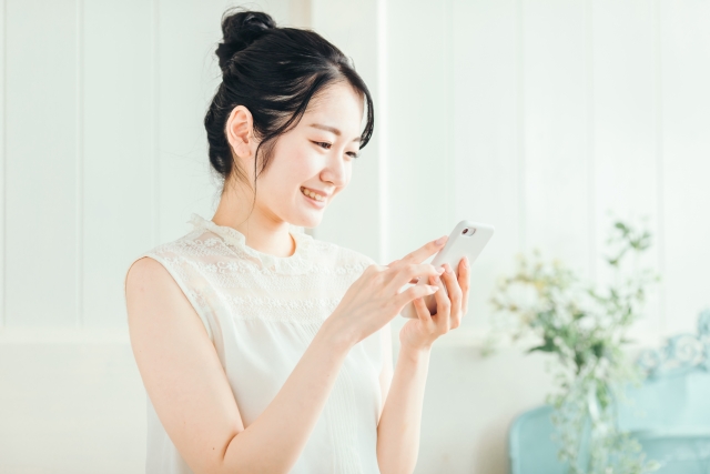 メールを確認する女性