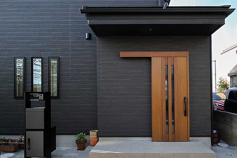 新築一戸建ての玄関正面