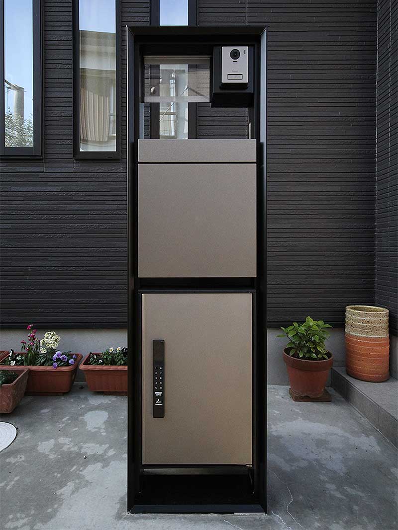新築一戸建ての表札と宅配ボックス
