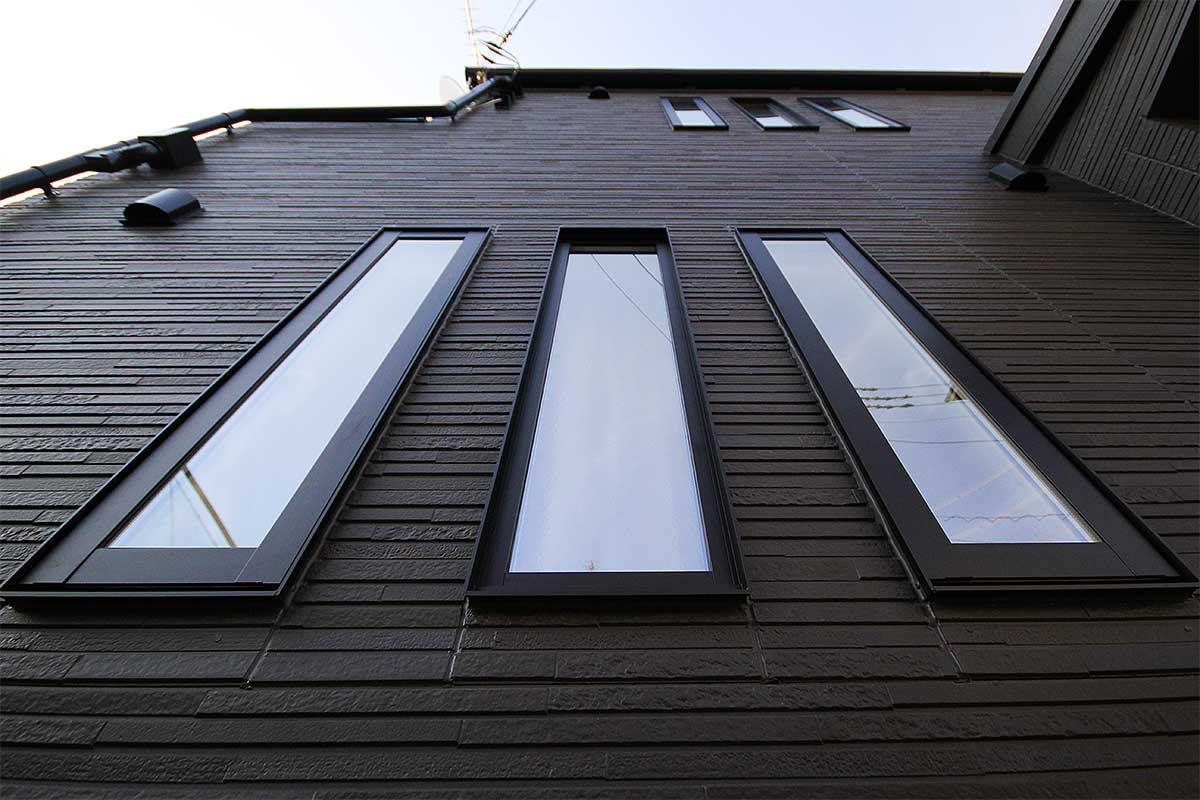 新築一戸建ての外壁とスリット窓