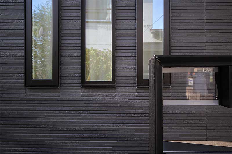 新築一戸建てのスリット窓と表札