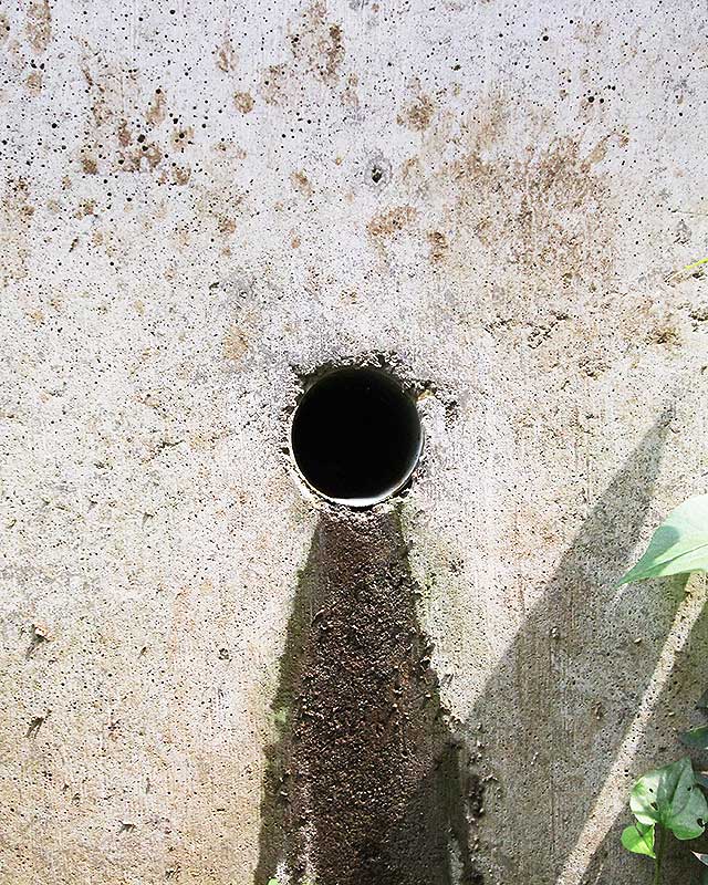 擁壁からの水漏れ