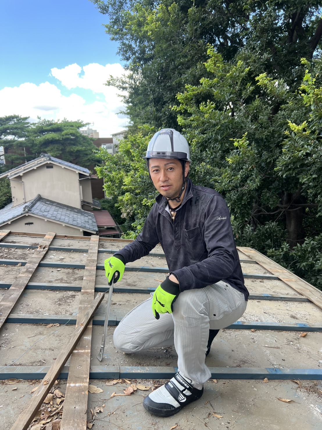 屋根工事の下地を確認する職人