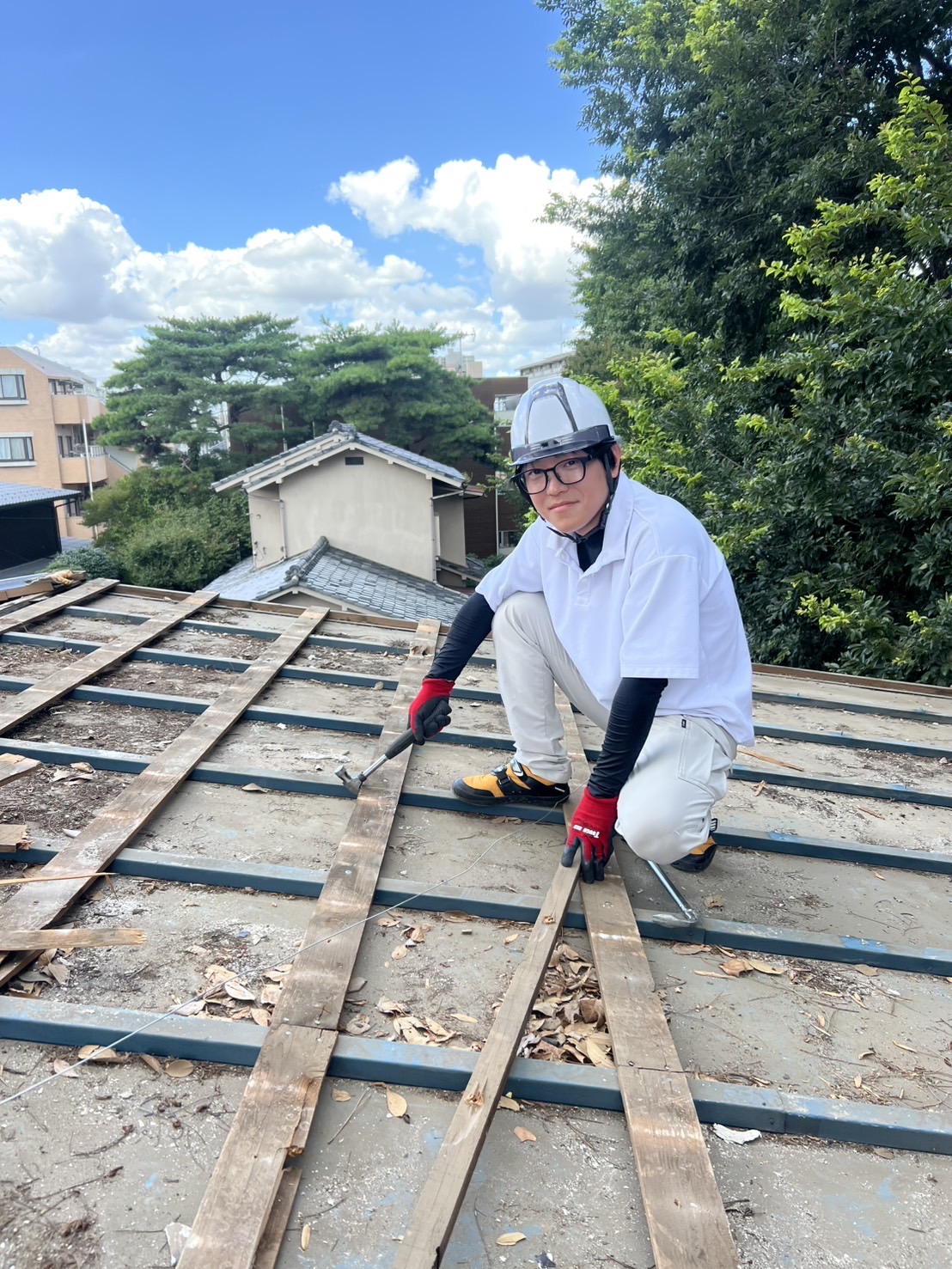 屋根工事を進める職人