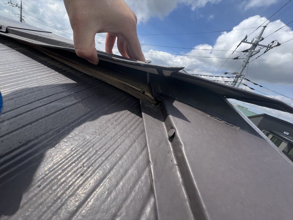 手で持ち上がるほど浮いている屋根の棟板金