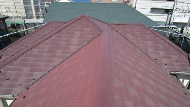 軽い色あせが見られる金属屋根